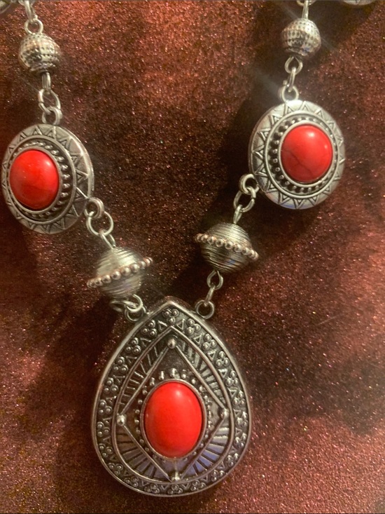 Jewelry - Women’s southwestern Silver Necklace with Red Stones